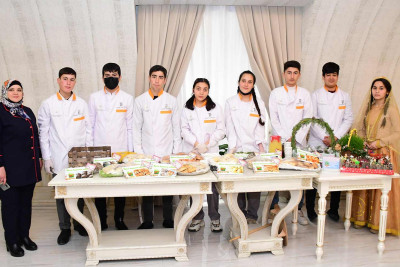 Müxtəlif peşələr üzrə oxuyan şagirdlərin əl işləri sərgidə nümayiş edilib