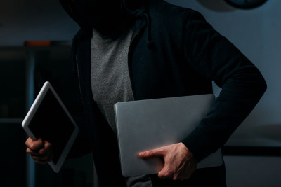 Mağazalardan mobil telefon və notbuklar oğurlayan şəxs saxlanılıb