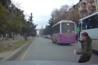 Sumqayıtda azyaşlı qəflətən avtomobilin önünə çıxdı