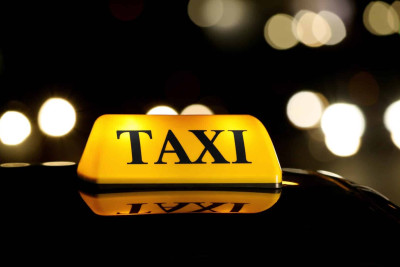 Taksi sürücüsü daşlanıb, mobil telefonu oğurlanıb