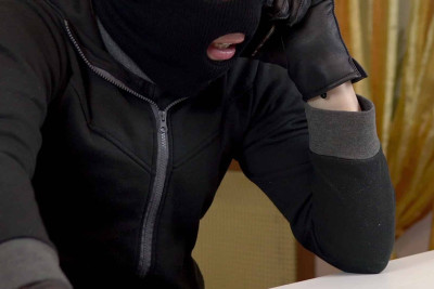 Hədə-qorxu ilə pul tələb edib, soyğunçuluq edən şəxslər saxlanılıb