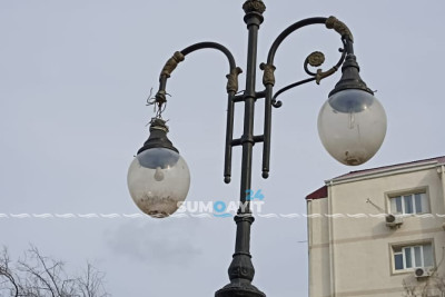 6-cı mikrorayonda işıq dirəyinin plafonu hər an düşə bilər
