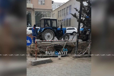 Babək küçəsində kanalizasiya xəttində təmir işləri aparılır