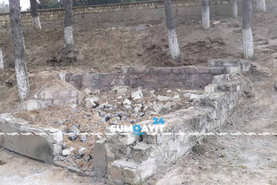 Parkda gəzənləri narahat edən tikili sökülüb