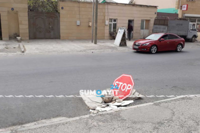 Çerkassı küçəsində “STOP” nışanı yolun hərəkət hissəsinə qoyulub