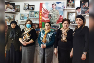 Gənclər Kitabxanasının kollektivi şəhidimizin ailəsini ziyarət edib