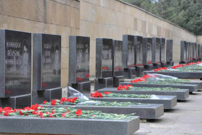 Sumqayıt Şəhidlər xiyabanında güllərin əkininə başlanılıb