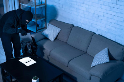 Evlərin birindən 10.000 manat pul və dəyərli əşyalar oğurlanıb