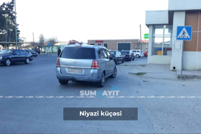 Daha iki yolda “piyada keçidi” yol nişanı var, lakin zolaq yoxdur