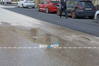 Sumqayıtda küçə boyu günlərdir su axır