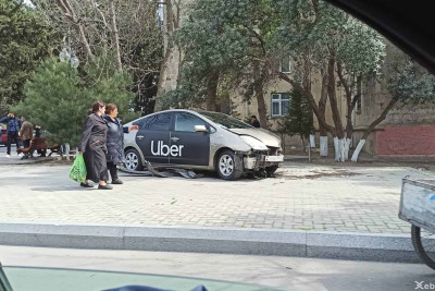 "Prius" bordürləri dağıdaraq səkiyə çıxıb