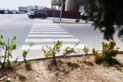 Sakinlər piyada keçidindən istifadə edə bilmirlər