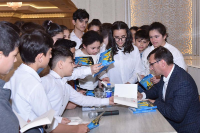 Əziz Sultanın "Zəfər yolunda 44 gün" adlı kitabının imza günü keçirilib