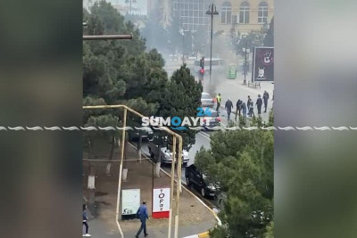 İşıqforda dayanan maşın alovlanıb - YENİLƏNİB