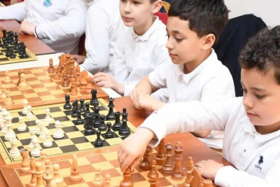 Şagirdlərimiz və fəxri qonaqlar arasında şahmat seansı baş tutub
