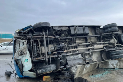 Sumqayıtda şirkətə məxsus mikroavtobus aşıb: xəsarət alanlar var