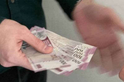 Bakı-Sumqayıt yolunda “100 manatlıq əsginaslar” səpələyən şəxs tutulub