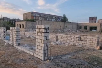 Kanalizasiya kollektorunun üzərində qanunsuz tikinti işləri aparılıb