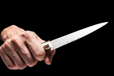 Orta yaşlı qadına 13 bıçaq zərbəsi vurulub