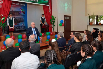 Şair Vahid Əzizin kitabı müzakirə olunub
