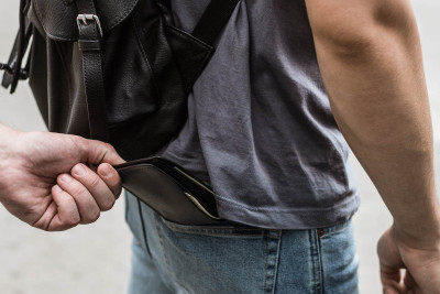 Şəhər sakinindən zor tətbiq edilərək cüzdanı alınıb