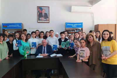 Tanınmış şair 15 nömrəli məktəbin şagirdləri ilə görüşüb