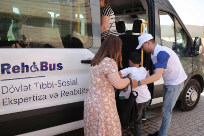 “Reabilitasiya avtobusu” əlilliyi olan uşaqları daşımağa davam edir
