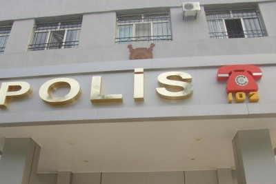 Sumqayıtda sərxoş kişi polis bölməsinə “kəllə atıb”