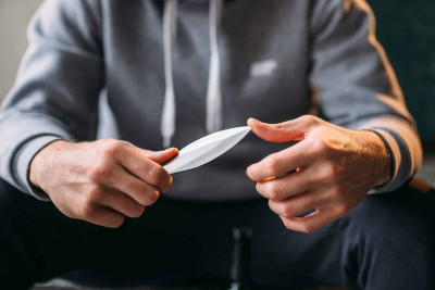 Yeniyetmə oğlan döş qəfəsindən bıçaqlanıb