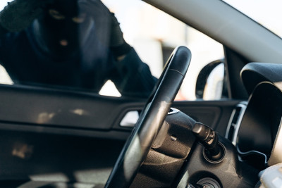 Şəhər sakininin avtomobildən 400 manat pul və telefon oğurlanıb