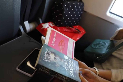 Sumqayıt-Bakı qatarının sərnişinlərinə kitab hədiyyə edilib