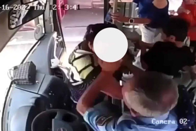 Avtobus sürücüsü onu vuran qadını təpiklə bayıra atıb