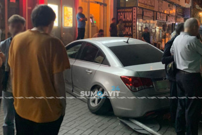 Axşam saatlarında avtomobil bankın binasına çırpılıb