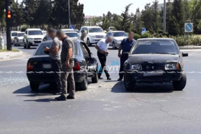 Sülh küçəsində iki avtomobil toqquşub