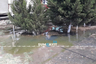 Bakı küçəsində kanalizasiya quyusu daşıb: ətrafı pis qoxu bürüyüb