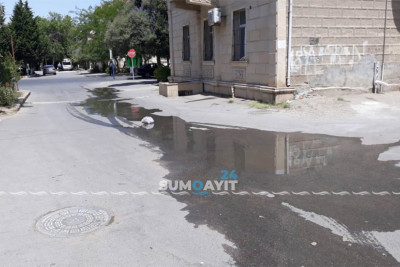 18-ci məhəllədə yol boyunca çirkab sular axır