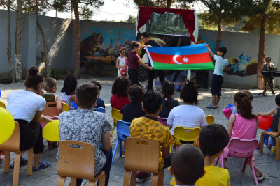 “Aypara” kukla teatrı sığınacaqda yaşayan fidanları tamaşa ilə əyləndirib
