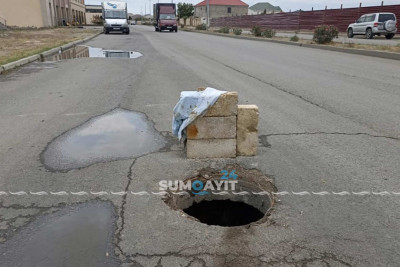 Qapaqsız kanalizasiya quyusu təhlükə mənbəyinə çevrilib
