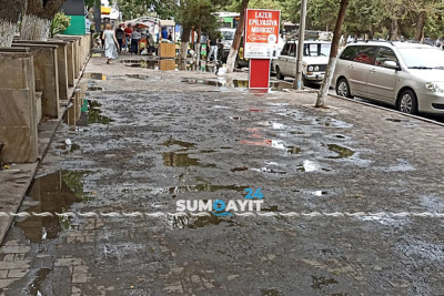 Mərkəzi küçələrin birində piyada səkisi keçilməz vəziyyətə düşüb