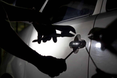 “Mercedes”-dən 1800 manat pul və bank kartı oğurlanıb