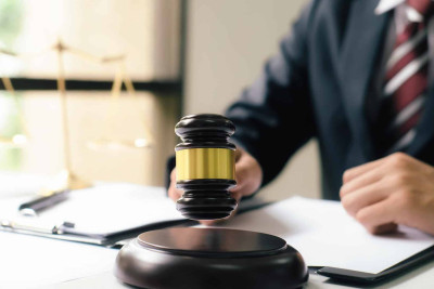 Özünü prokurorluq əməkdaşı kimi təqdim edən şəxsin cinayət işi məhkəməyə göndərilib