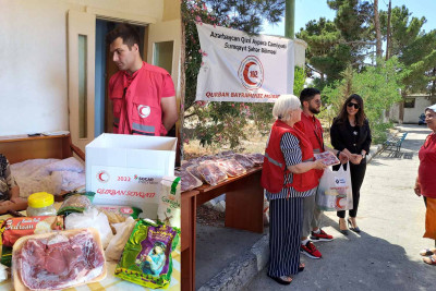 Qızıl Aypara Cəmiyyətinin qeydiyyatında olan ahıllara sovqatlar paylanılıb
