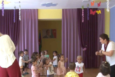 Uşaqlar bağçalarda təşkil olunan maraqlı yay məşğələlərinə qatılıblar