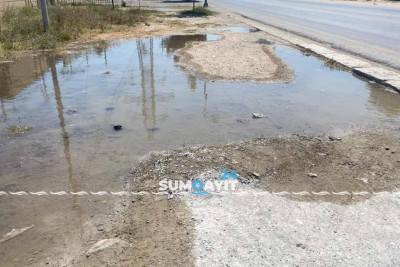 Səməd Vurğun küçəsində yol boyu axan su gölməçələr yaradıb