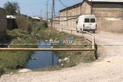 Küçə ilə axan kanalizasiya suları ətrafa pis qoxu yayır