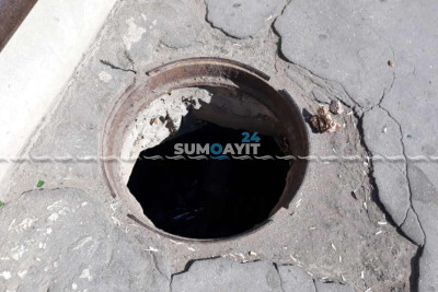 Səkinin üzərində olan açıq lük təhlükə mənbəyinə çevrilib