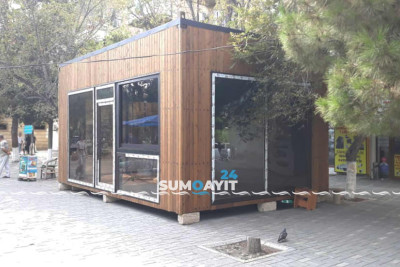 Gecə saatlarında piyada səkisinin üzərində obyekt qoyulub