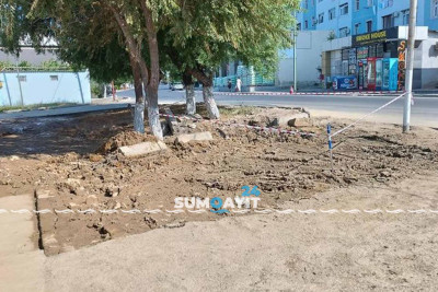 Qazıntı işlərinə görə piyadalar avtomobil yolu ilə getməli olurlar