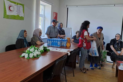 Ahıllara süd məhsullarından ibarət sovqatlar paylanıb