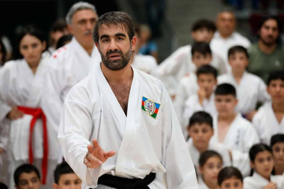 Tanınmış karate ustası Rafael Ağayev və İrina Zaretska uşaqlar üçün seminar keçiriblər
